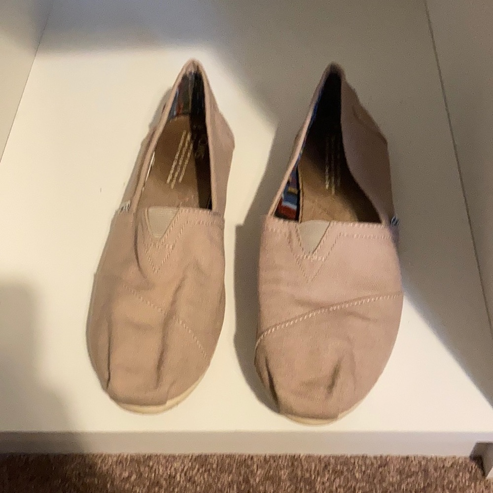 Everything must Go !!! Tom’s tan canvas shoes
